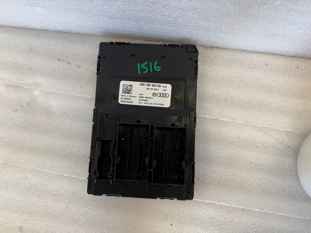 47705882