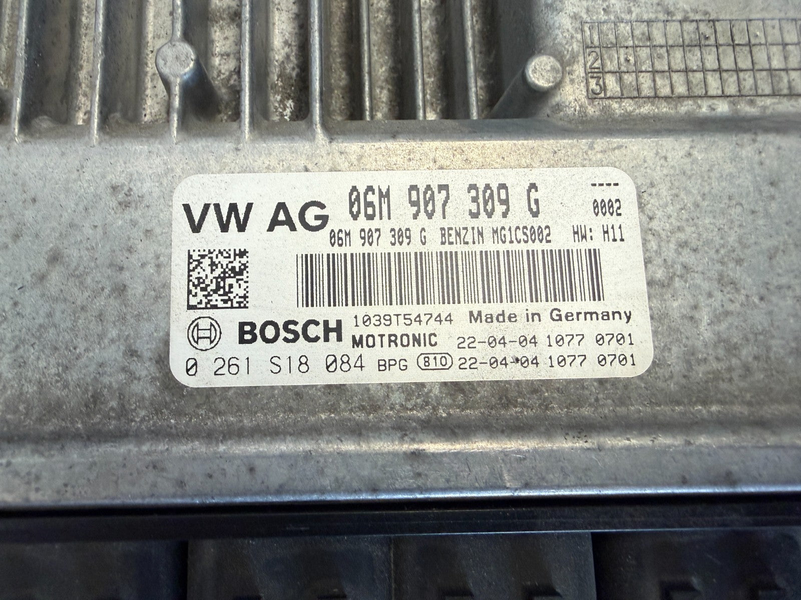 47705882