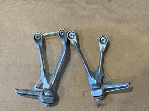 05 06 KAWASAKI NINJA ZX6R 636 OEM REAR PASSENGER FOOTPEGS BRACKETS BOLTS PAIR